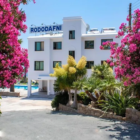 מלון דירות Rododafni 3*